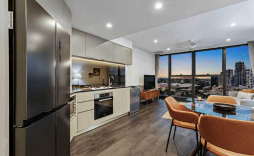 Fully equipped kitchen in 1 bedroom corporate short term stay apartment Brisbane.